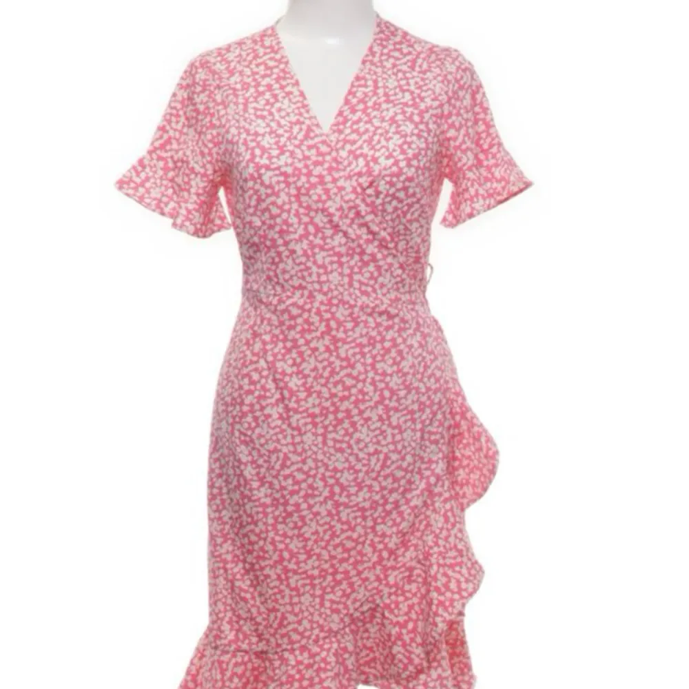 Super sött blommig klänning från vero Moda 💞bra skick och så söt men säljer pga storlek❣️pris kan diskuteras . Klänningar.