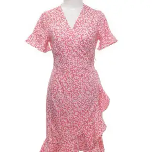Super sött blommig klänning från vero Moda 💞bra skick och så söt men säljer pga storlek❣️pris kan diskuteras 