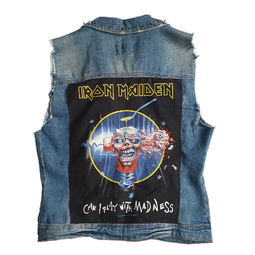 Jeansväst med nitar och en påsydd Iron Maiden patch på ryggen (går att sprätta upp och ta av om man vill det), sömmen är lite trasig i nedre kanten (sista bilden) . Jackor.