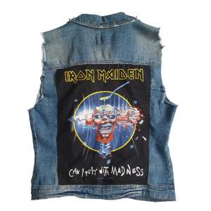 Jeansväst med nitar och en påsydd Iron Maiden patch på ryggen (går att sprätta upp och ta av om man vill det), sömmen är lite trasig i nedre kanten (sista bilden) 