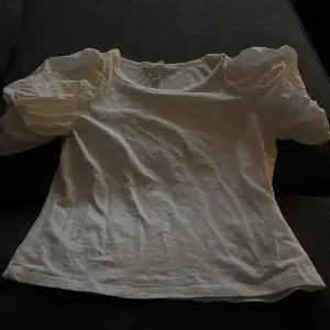 Jättefin vit tröja med puffiga armar från HM🤍 är i ett jättebra skick! DM för att se hur den ser ut på! 