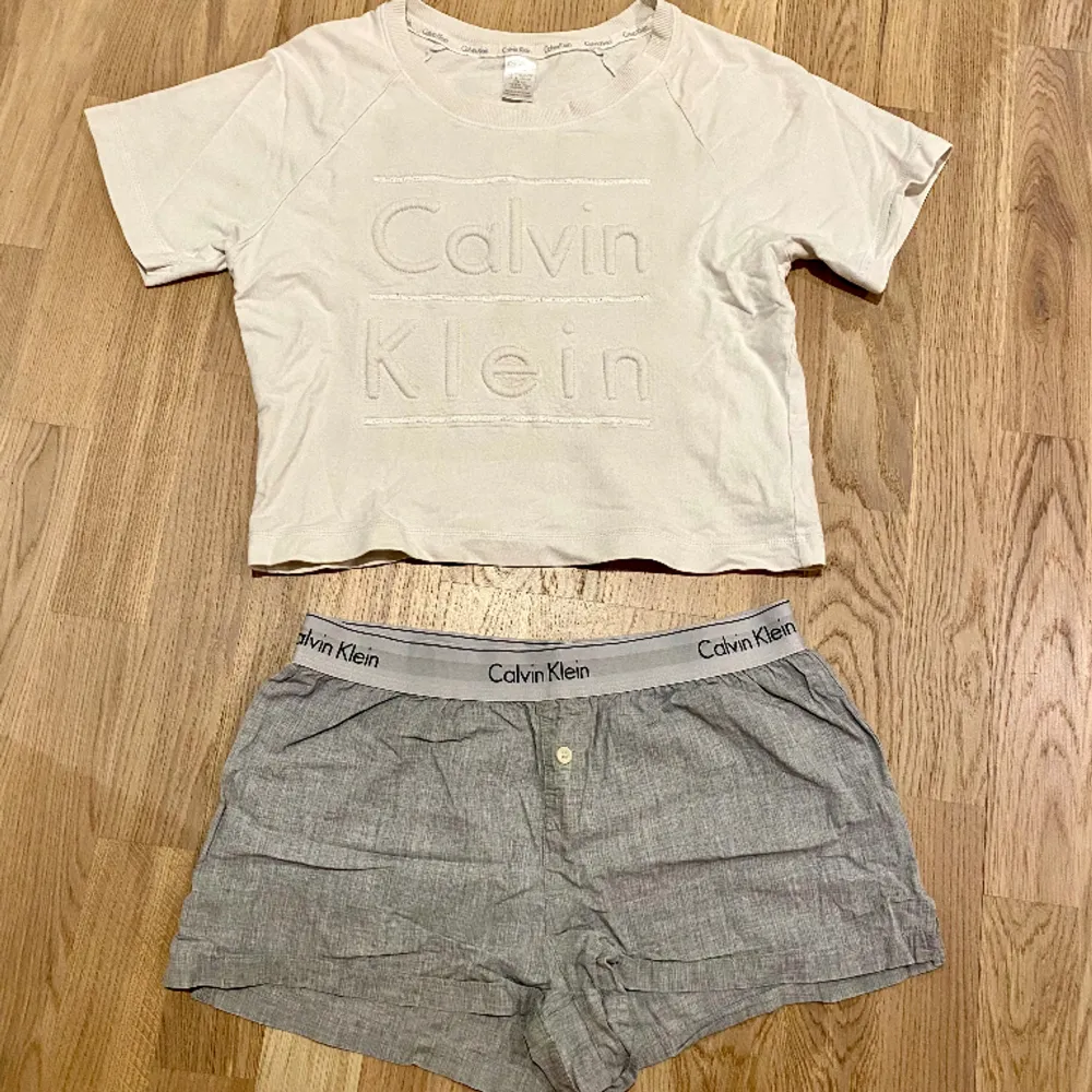 Calvin Klein pyjamas-set i fint skick! Säljer enbart tillsammans!✨. T-shirts.