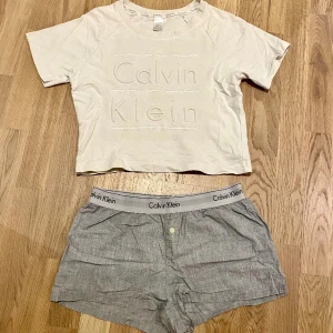 Calvin Klein pyjamas-set - Calvin Klein pyjamas-set i fint skick! Säljer enbart tillsammans!✨