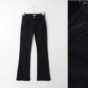 Svarta full lenght flate jeans ifrån Gina Tricot❣️blivit lite urtvättade i den svarta färgen men annars inget fel! Köpsta för 499kr(3mån sen)❤️❤️