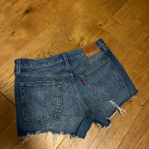 Levi’s shorts - Gott skick, använda ett fåtal gånger. Finns ingen storlek men sitter bra på en S. Köparen står för frakt!