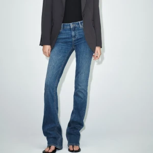 Zara jeans  - Säljer dessa helt slutsålda assnygga jeans från zara. Jag har vanligtvis 36 ish men dessa passar asbra. 