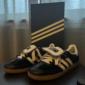 Wales bonner x adidas samba - Skorna är köpta från adidas och jag har digitalt kvitto.  De är endast använda 1 gång och ser i princip nya ut.  För önskemål om fler bilder eller övriga frågor är det bara att meddela !