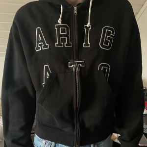 Arigato hoodie  - Bra skick, Knappt använd, Säljer på grund av att jag växt ur den. Nypris 2500