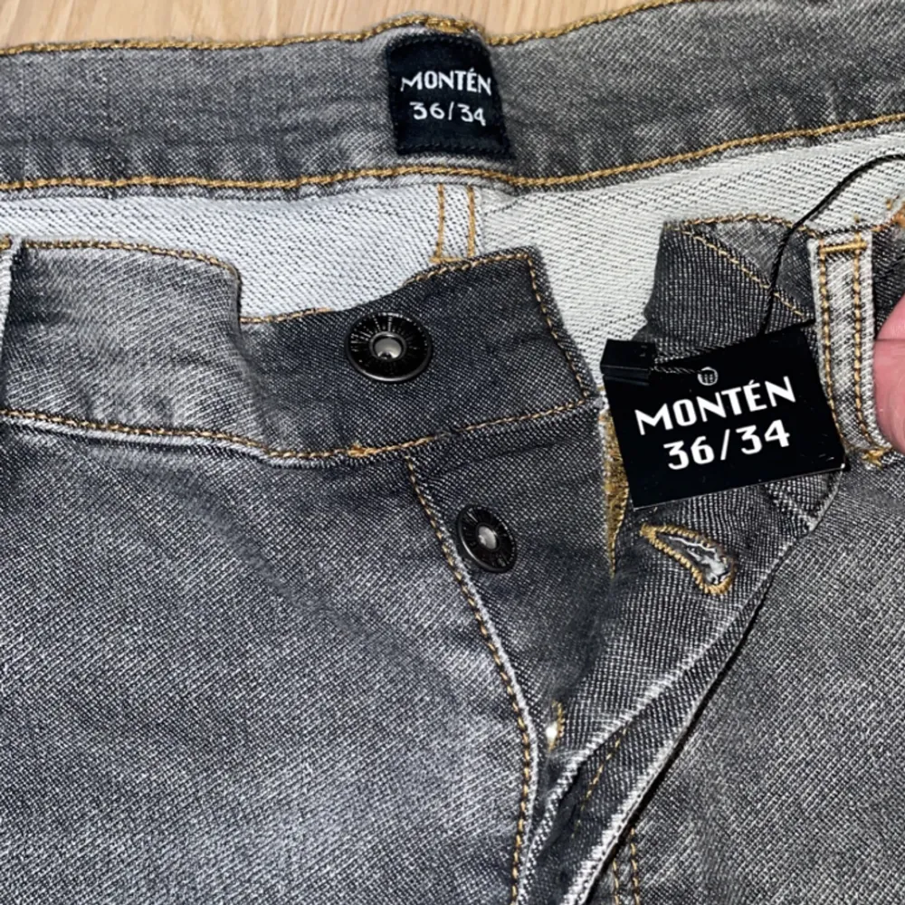 säljer ett par oanvända fräsha montén jeans, anledningen att jag säljer är pga att dom va för stora! Nypris:1200 Tveka inte på att skriva eller föreslå pris. Jeans & Byxor.