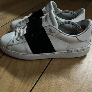 Valentino skor  - Valentino open sneaker skor Använt bra skick, Box, extra laces, äkhetsintyg följer även med. Pm för fler bilder! 