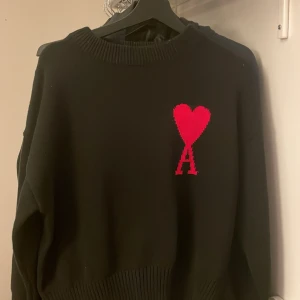 Ami Paris  - Säljer min ami Paris tröja för den ej kommer till användning