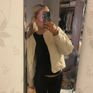 mango jacka  - Fin vårjacka från mango, tyvärr för liten för mig. Storlek s men liten i storleken. 