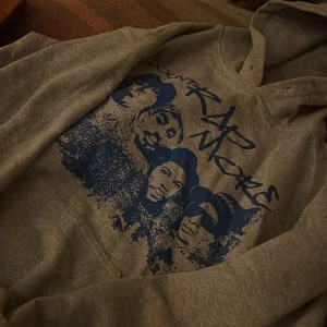 Mount rapmore hoodie - Jättefin Mount Rapmore hoodie som tyvärr inte kommit till användning. Köpte i December, och använt någon enstaka gång. Storlek S men jag tycker att det sitter som XS. Skriv om du vill ha mer info eller bilder 💓