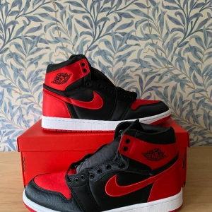 Jordan 1 satin bred (w) - Jordan 1 satin bred (W) DS inte ens testade. Retail ligger på 1700 men jag säljer för 1000. Kan mötas upp i Skåne eller skickas för en extra kostnad. Pris går att diskutera 🤝❤️