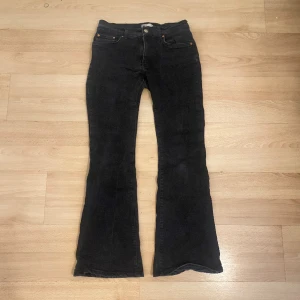 flared lågmidjade jeans från gina tricot  - svarta flared lågmidjade jeans från gina tricot som är lite för korta på mig. 