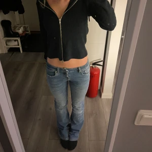 Ltb jeans W25/L32 - Säljer dessa Ltb jeans i låga modellen. Lite trampade på då de är lite långa på mig men annars har de inga slitningar! De är helt slutsålda överallt, pris kan diskuteras vid snabb affär! 