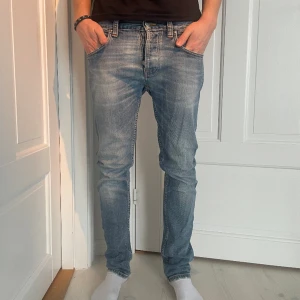 Nudie Jeans - Nudie grim tim jeans i storlek 30/32. Bra skick, inte mycket använd. Nypris ca 1600kr