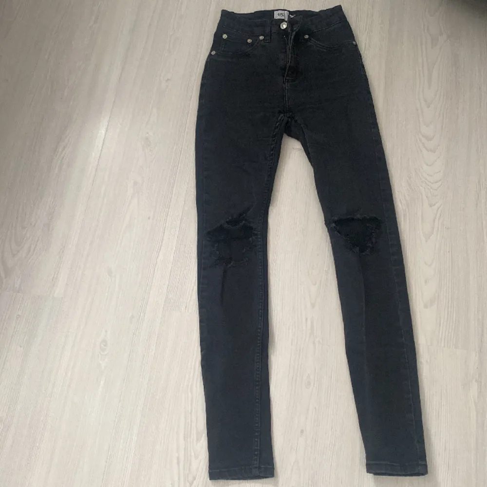 Ett par svarta skinny jeans med hål på knäna från lager157 i storlek XS! Frakt tillkommer, . Jeans & Byxor.