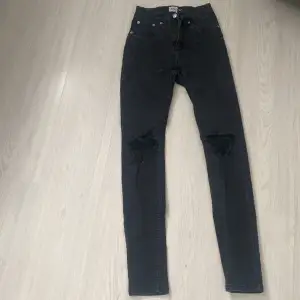 Ett par svarta skinny jeans med hål på knäna från lager157 i storlek XS! Frakt tillkommer, 
