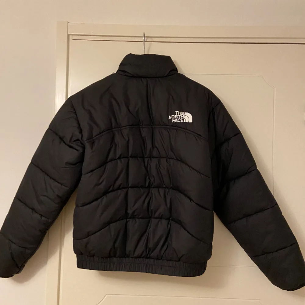 Denna North Face jackan är köpt förra hösten för 2000 kr nypris. Den håller värmen bra, är storlek S och är i gott skick. Säljer den nu för 500 kr +frakt🙌🏼. Jackor.