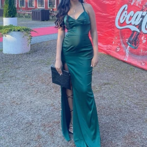 Balklänning - Säljer min otroligt snygga balklänning!  Den har öppen rygg, skriv för fler bilder!❤️