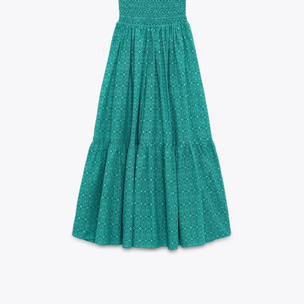 Säljer denna supersnygga gröna långkjolen från Zara. Den säljes inte längre❤️‍🔥Den är storlek M, men sitter som en S😍 Nypris 560kr Säljer för 360kr. Kjolar.