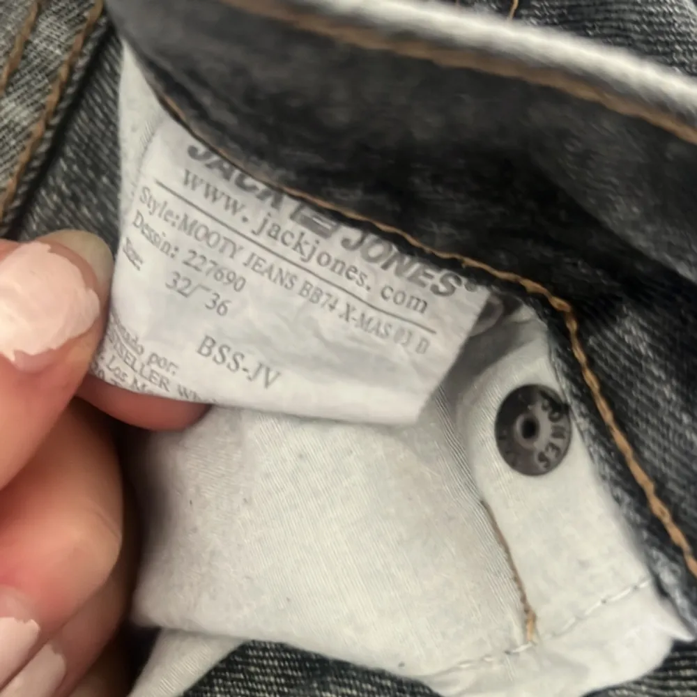 Slitna jeans köpt secondhand!. Jeans & Byxor.