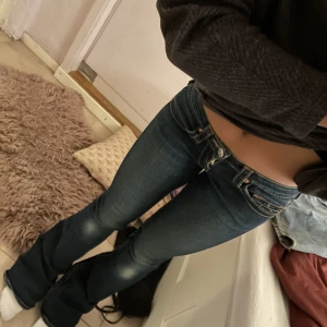 True religion jeans  - Ett par bootcut lowwaist true religion jeans. Lite defekter längst ner på jeansen då jag har trampat på dom för dom är för långa på mig.  Många intresserade så buda gärna i kommentarerna! Startbud: 250kr
