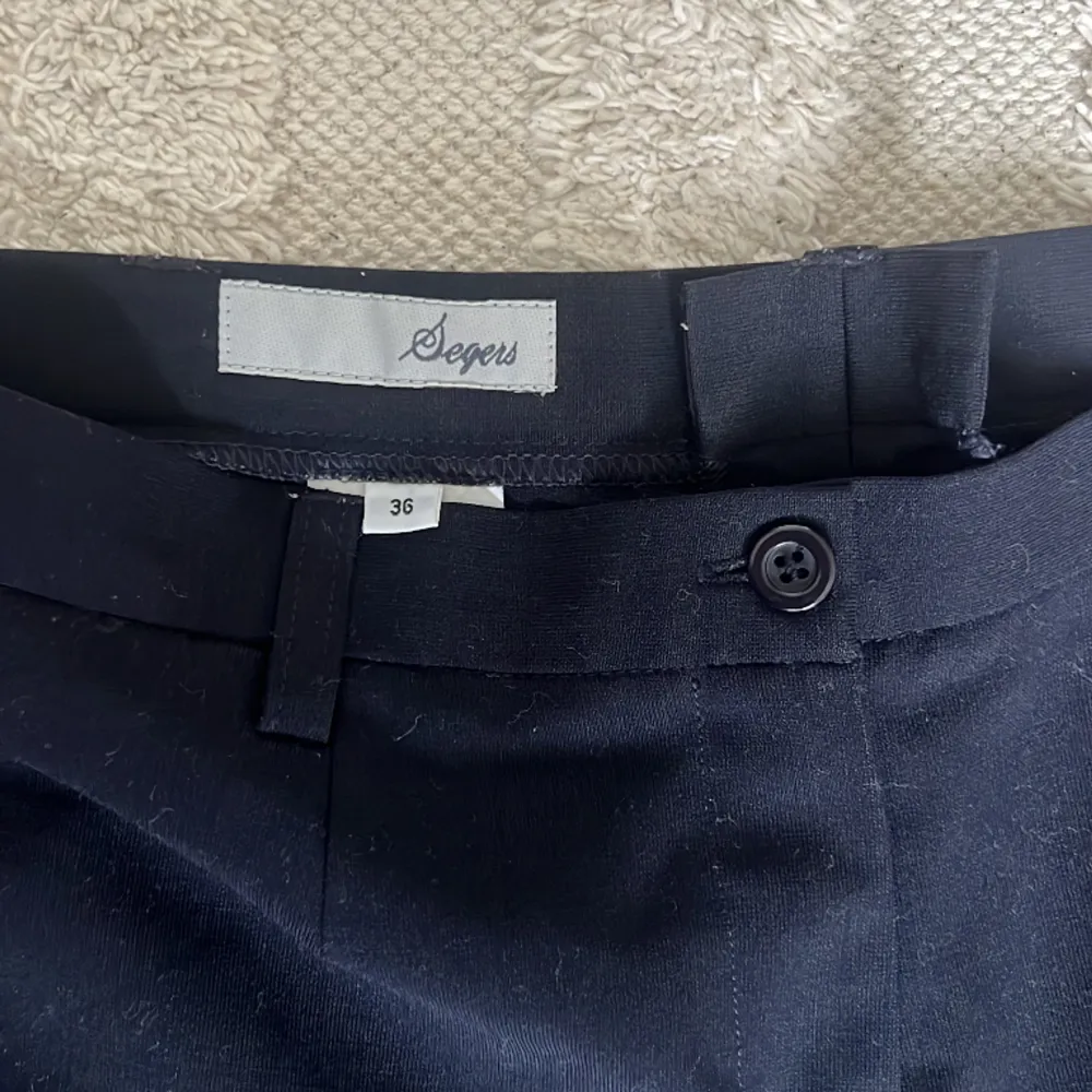 Mörkblå kostymbyxor köpta secondhand!. Jeans & Byxor.
