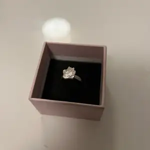 Silver ring med blomma på💗  (Ny pris 80kr)