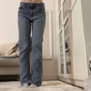 Gråblåa jeans från weekday med slit!💕
