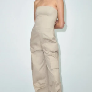 Jumpsuit zara  - Säljer denna fina cargo jumpsuit ifrån zara.❤️