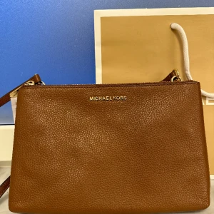 Michael Kors bag/väska - Ny med tagg väska från Michael Kors. Denna modell säljs inte längre.   NWT bag from Michael Kors. This model isn’t available anymore. 