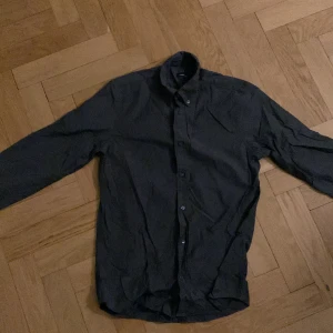 J lindeberg skjorta - Säljer en cool j lindeberg skjorta som tyvärr har blivit för liten. Den är storlek xs men passar även s, skick 7/10. Fråga gärna frågor och priset är diskuterbart.