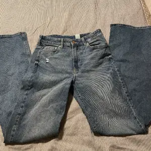 boot cut jeans från hm, endast använt två gånger. Säljer pågrund av att de inte kommer till användning.  Pris kan diskuteras💕