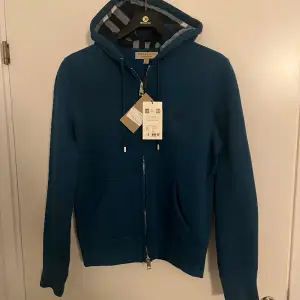 Helt ny burberry hoodie med tags i en ovanlig blå färg🙌 storlek xs. 