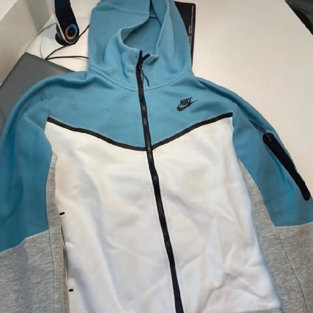 Säljer min Nike Tech Fleece dress. Har ej känt mig så bekväm i den och därför säljs dressen. ( kan sänka priset i snabbt affär). Tröjor & Koftor.