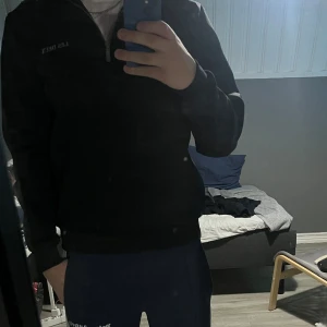 Les deux half zip - Säljer min Les Deux half zip i storlek medium. Pågrund av att jag inte använder den längre! 