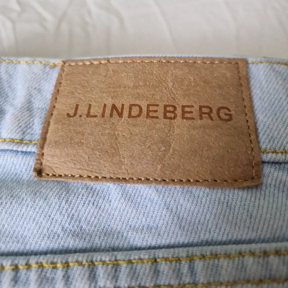 Ljusblåa J.LINDEBERG jeans som är perfekta inför varmare väder🌤 byxorna är regular straight fit vilket passar till de flesta. Hör av er för pris förslag samt ytterligare information. Lägre pris vid snabb affär. Missa inte chansen!. Jeans & Byxor.