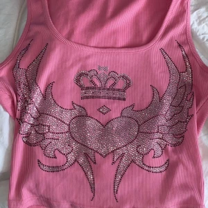 Y2k topp - Super snygg y2k topp med stenar på sig.Skriv om du har flera frågor elelr om du vill se hur den ser ut på💗