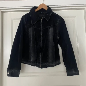 Manchester jacka  - Så snygg tajt Manchester jacka som är svart.