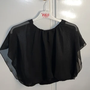 Jätte fin blus - Säljer min jätte fina blus som inte kommer till användning och är för liten!