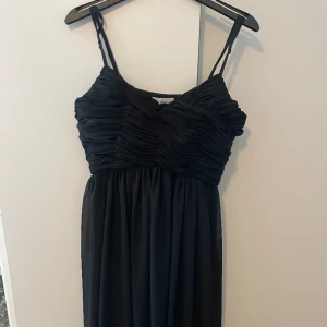 Balklänning  - Helt ny från Nelly, prislappen finns kvar, den säljs inte längre på hemsidan. Storlek 40 men skulle säga att den är 38/40. Säljer då jag hittat en annan balklänning.  700kr plus frakt Pris kan diskuteras☀️