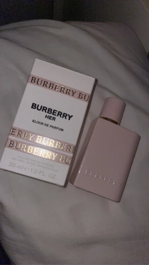 Burberry HER elixir - Burberry her elixir 30 ml. ENDAST testad. Nypris 920 kronor.