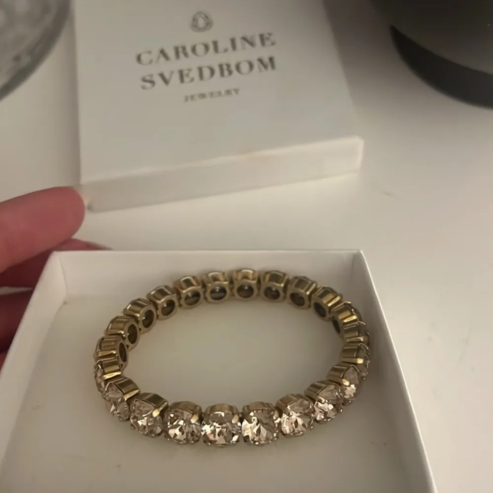 🌟 Caroline Svedbom armband 🌟 kommer tyvärr aldrig till användning för min del, men kanske för din? Inga skador eller defekter. Pris går att diskuteras. Accessoarer.