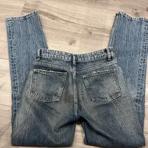 Superfina jeans från Zara som tyvärr blivit för försmå. Sitter jättefint och går inte att köpa längre!💕💕