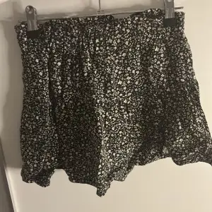 Den är för kort för min del så den används inte 💕 Är även shorts i samma material under kjolen  Köparen står för frakt 