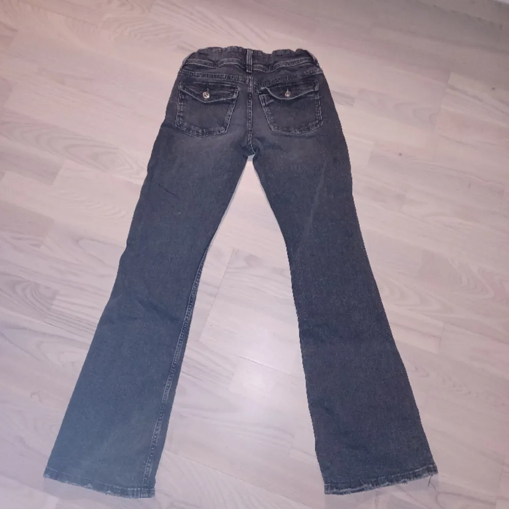 Jag säljer mina Gina young jeans pågrund över att dem är försmå. Har använt några gånger, men dem är i super bra skick🙌🏼 Storleken är 158!. Jeans & Byxor.