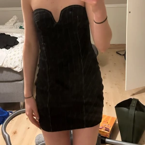 Miniklänning från Zara  - Kort, kritstrecksrandig bandeauklänning från Zara. Aldrig använd bara provad men ingen prislapp kvar. 