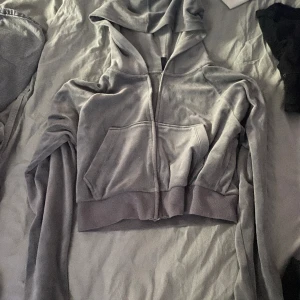 Kofta  - Säljer en grå kofta använd men fint skick köpt från hm.👚🩷